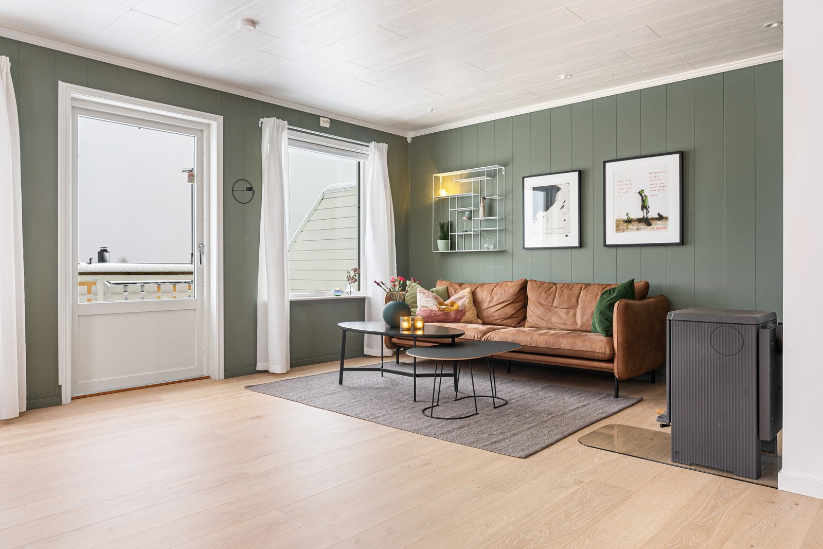 Velkommen inn! Boligen har tidsriktige material- og fargevalg og vedovn i stue som skaper en god atmosfære.