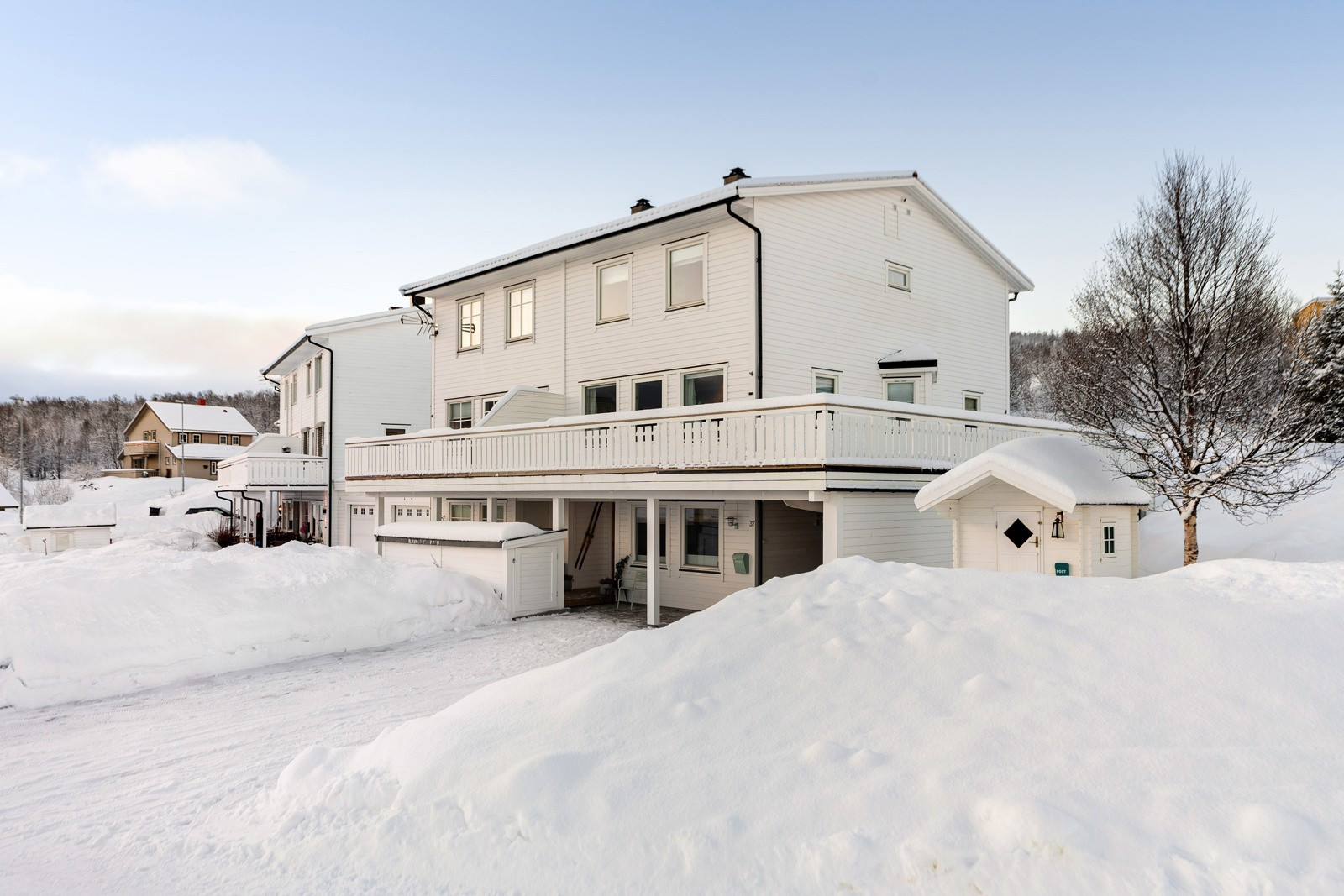 Innholdsrik bolig med ende- og hjørnetomt, hage, stor veranda og grenser til friareal.