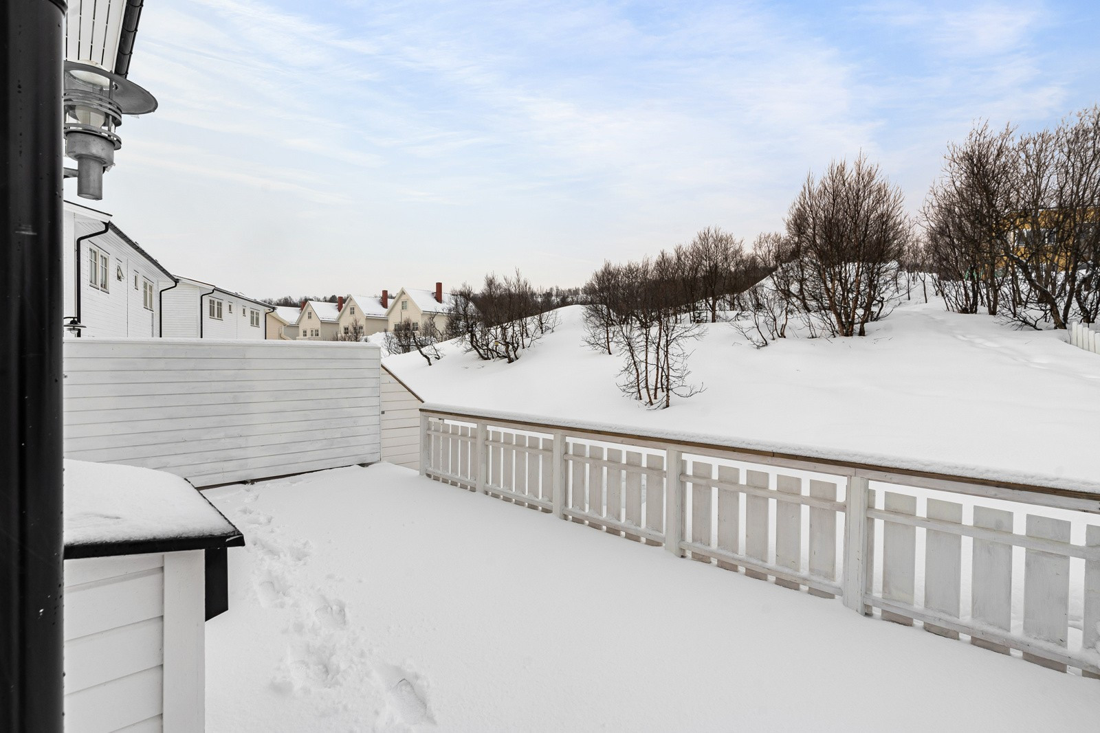 Fra stue og kjøkkenet er det veranda og terrasse over garasje mot nordøst, nordvest og sørøst.