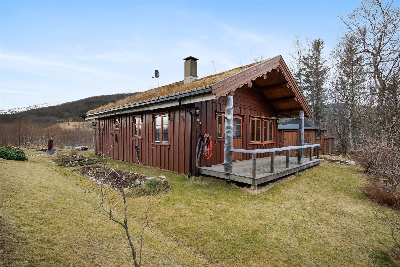 Velkommen til Sommarsetveien 15 - en pen fritidsbolig med gode solforhold og en fin utsikt mot Leirelva. Galleribilde