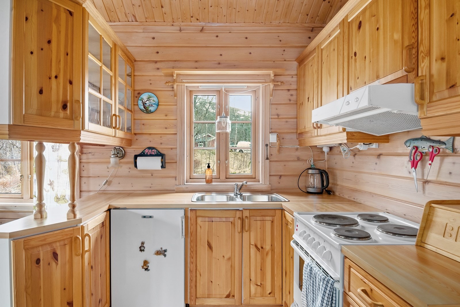 Kjøkken med kort avstand til alle arbeidssonene. Galleribilde