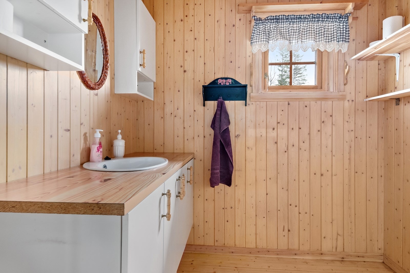 Innredd bod med baderomsinnredning. Galleribilde