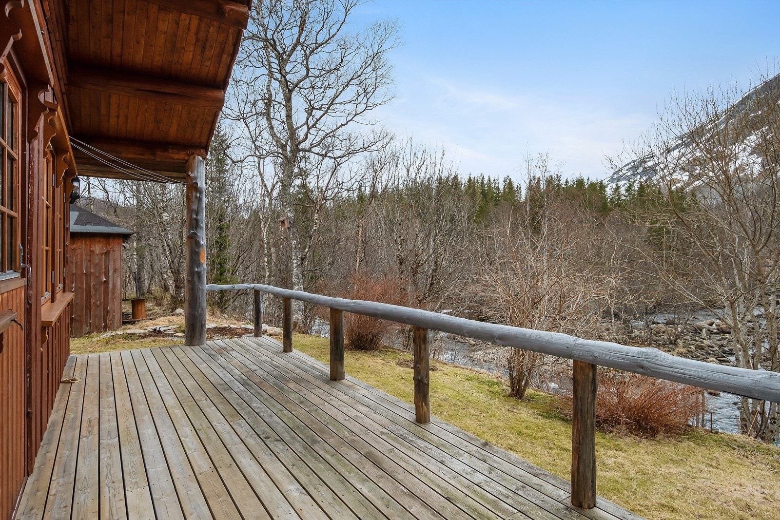 Det er godt med utearealer hvor man kan nyte bruset fra elva til morgenkaffen. Galleribilde