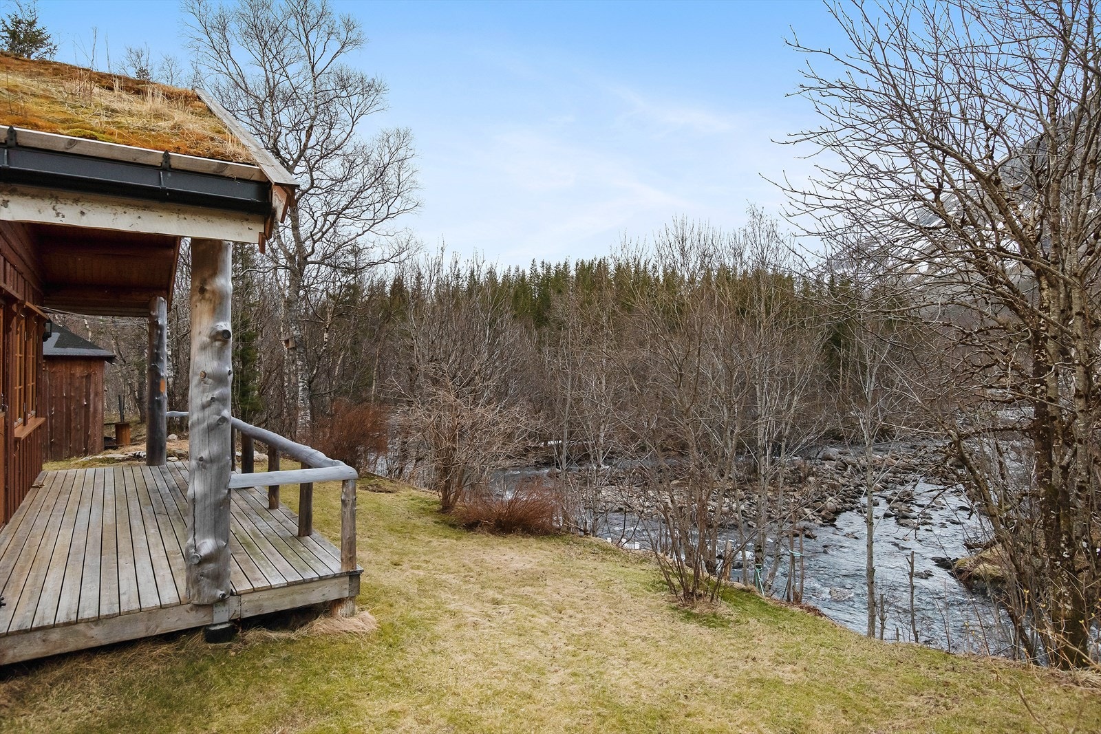 Her finner man fritidsboligen, uthuset og utedoen plassert praktisk i forhold til hverandre. Galleribilde