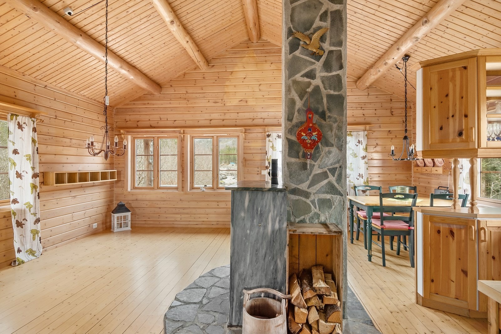 Åpen løsning mellom kjøkken og stue. Galleribilde