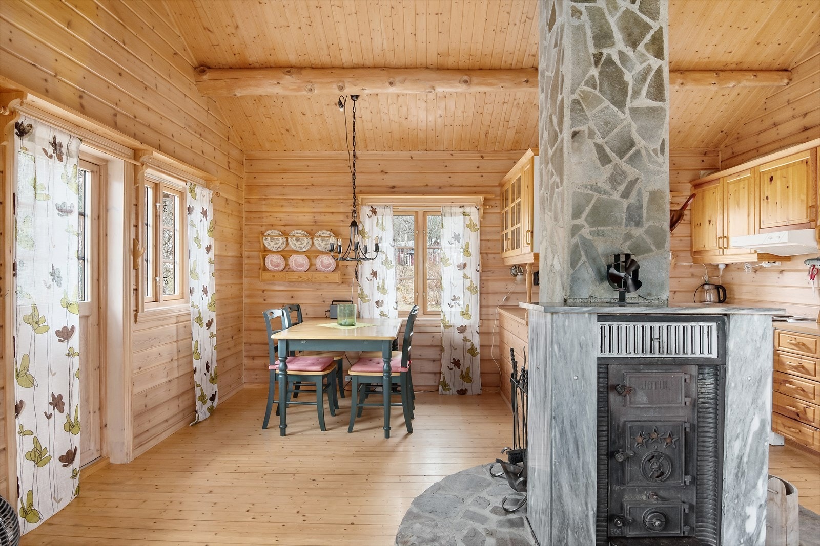 Det er godt med plass i stuerommet og det er muligheter for spisegruppe i nærheten av kjøkkenet. Galleribilde