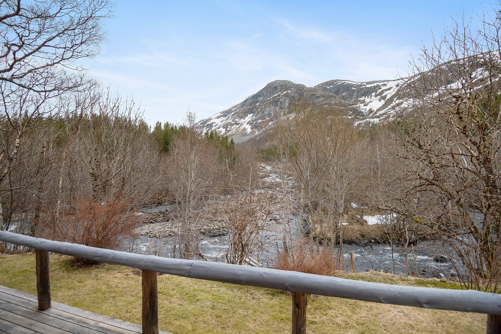 Tomtearealet er forholdsvis flatt og er opparbeidet med plen og har noen andre busker og trær. Galleribilde
