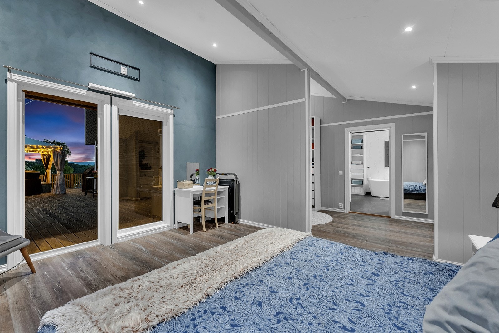 Boligen har fire fine soverom, to i hver etasje. Galleribilde