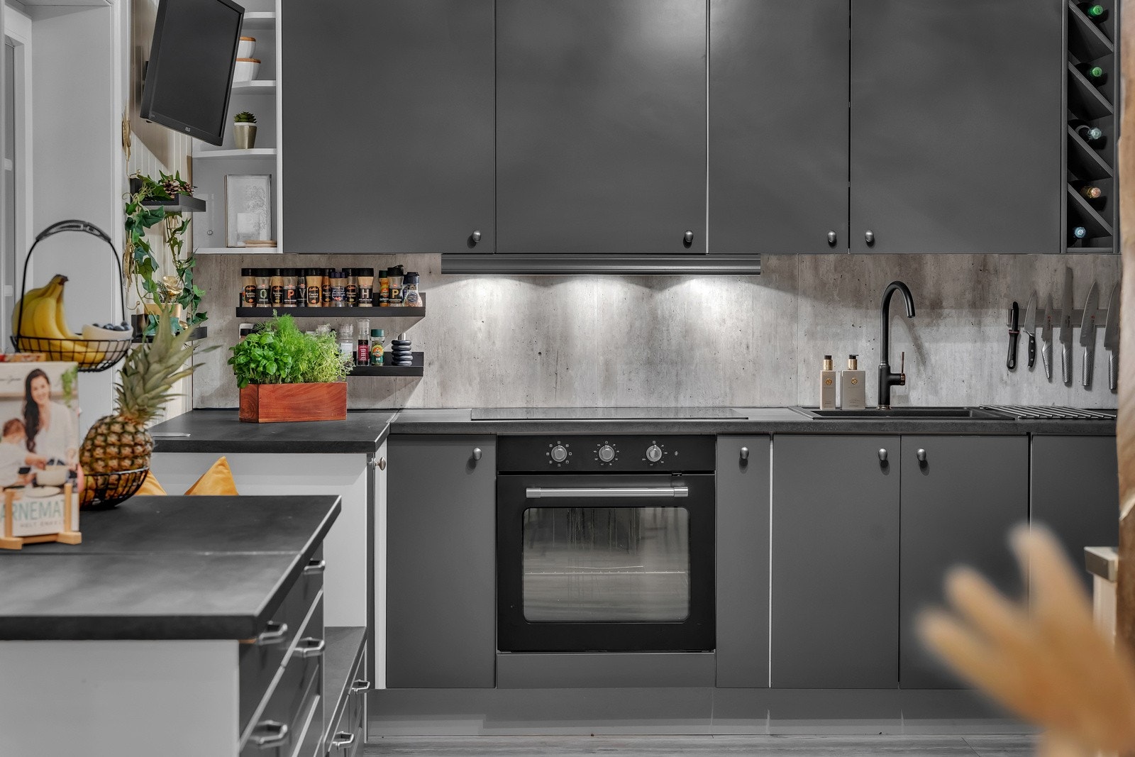 Kjøkken har dels integrerte hvitevarer med komfyr, platetopp og oppvaskmaskin. Galleribilde