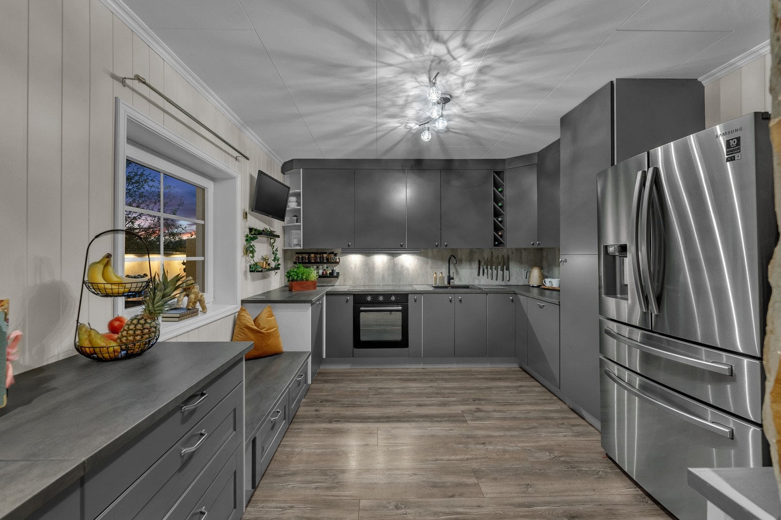 Grått og stilrent kjøkken med innredning fra 2015 og fronter fra 2020. Galleribilde