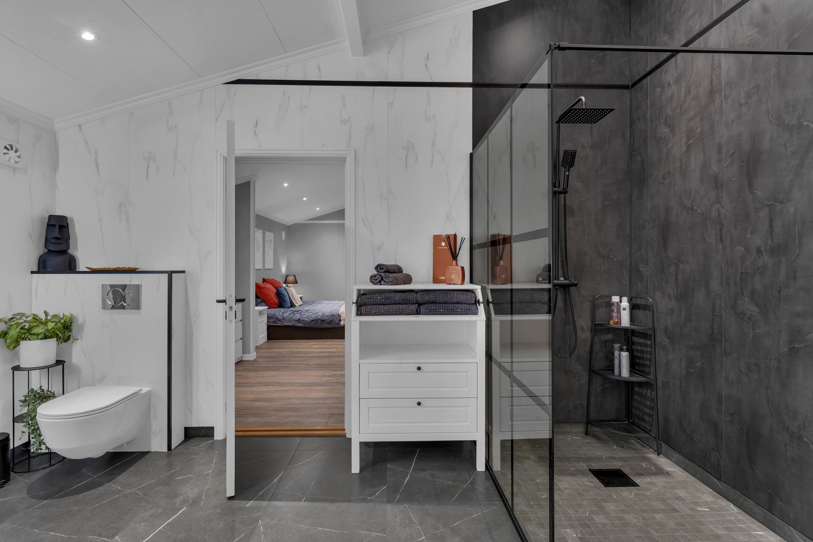 Baderom 1.etasje ligger i tilknytning hovedsoverommet og har flislagt gulv med varme og baderomsplater på vegger. Galleribilde