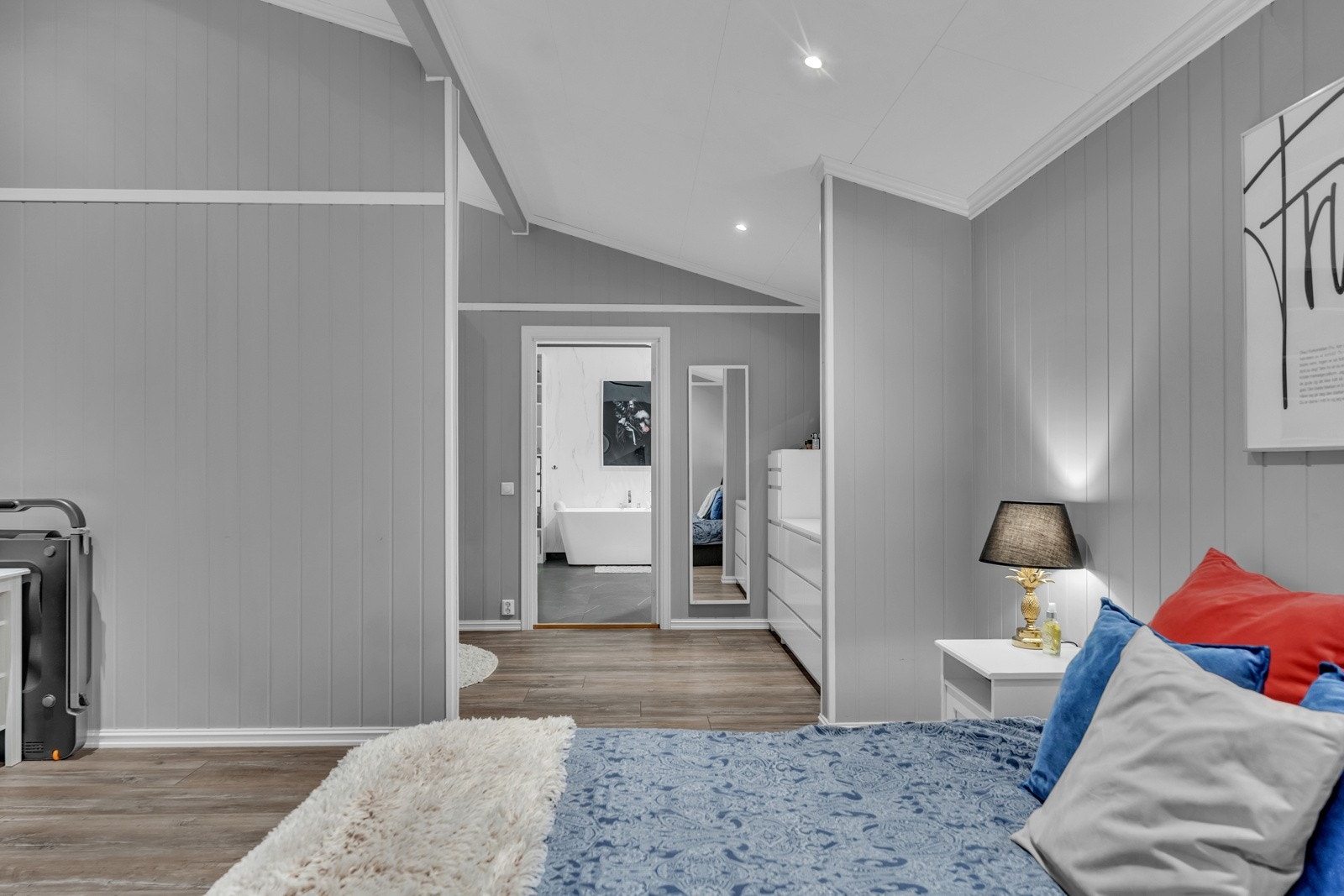 I hovedetasjen ligger en mastersuite med tilkomst til hovedsoverom gjennom eget bad og omkledningsrom. Galleribilde