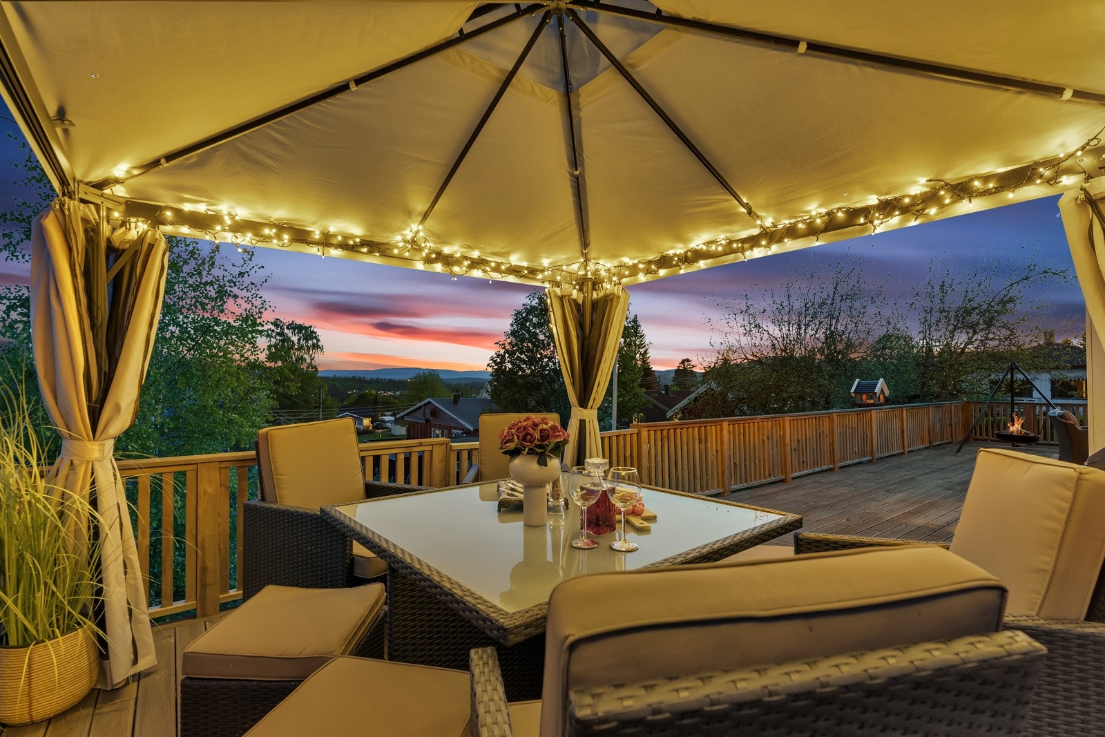 Kveldstemning på uteplassen. Galleribilde