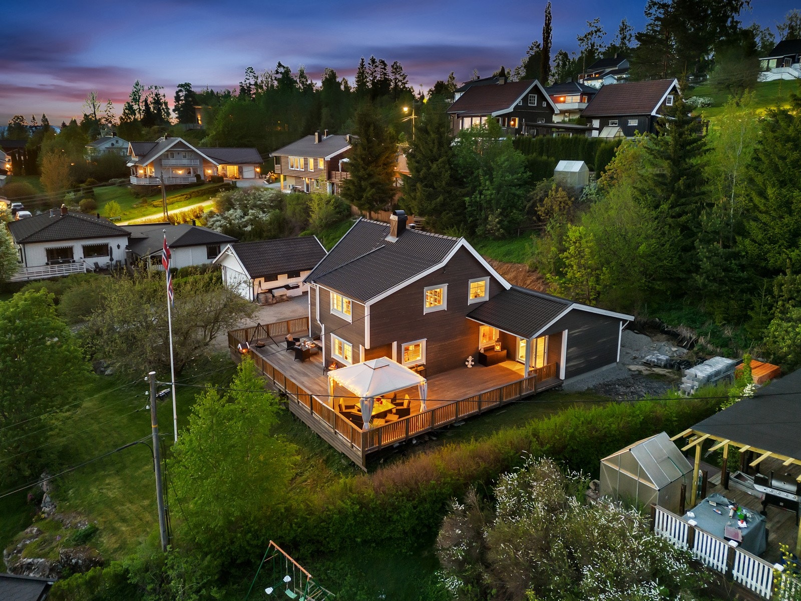 Styrivegen 61 er en lekker og modernisert familiebolig over to plan samt kjeller. Galleribilde