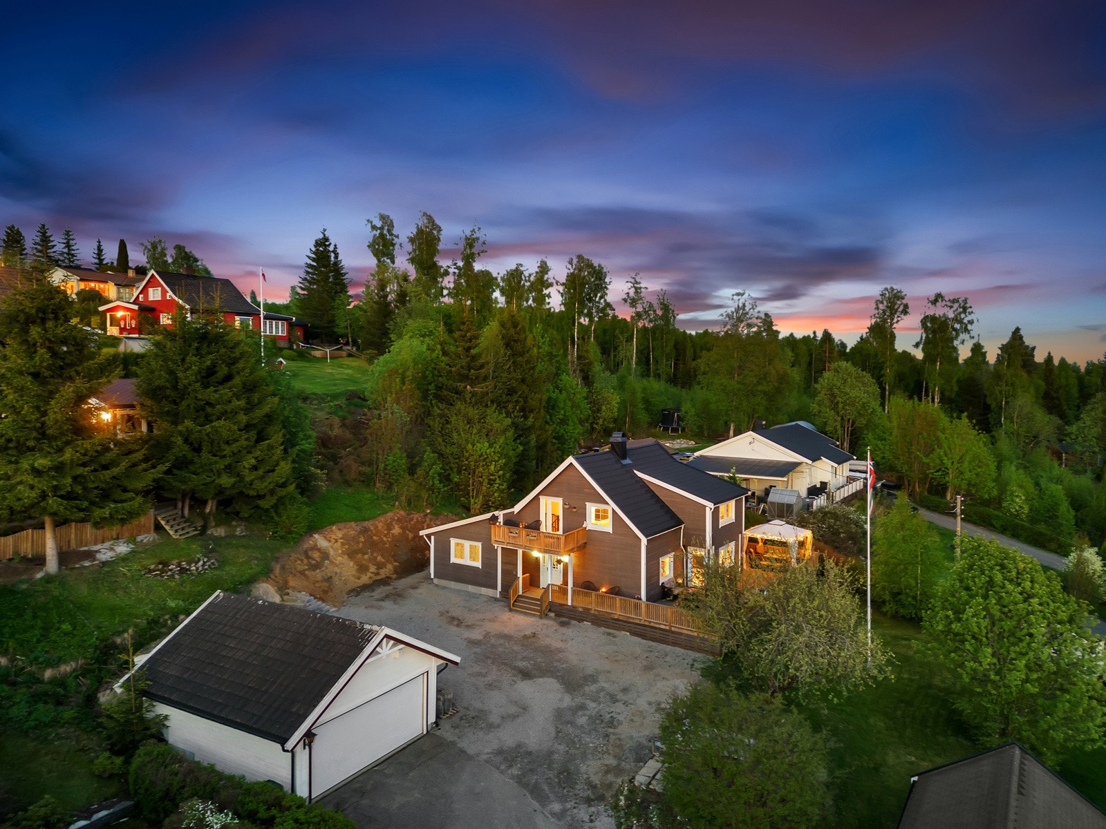 Her finner du blant annet kjøkken, spisestue og stue i åpen løsning. Det er fire gode soverom hvorav en mastersuite. Det er to baderom samt eget vaskerom. Galleribilde