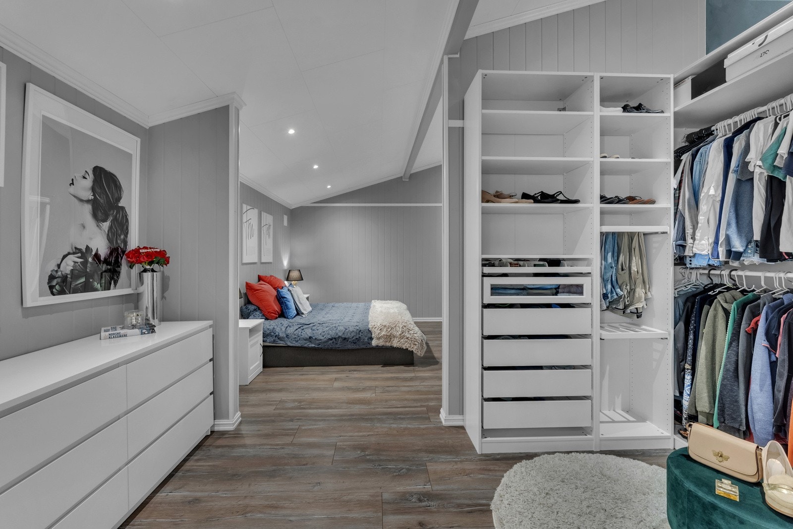 Garderobe i suiteløsning. Galleribilde