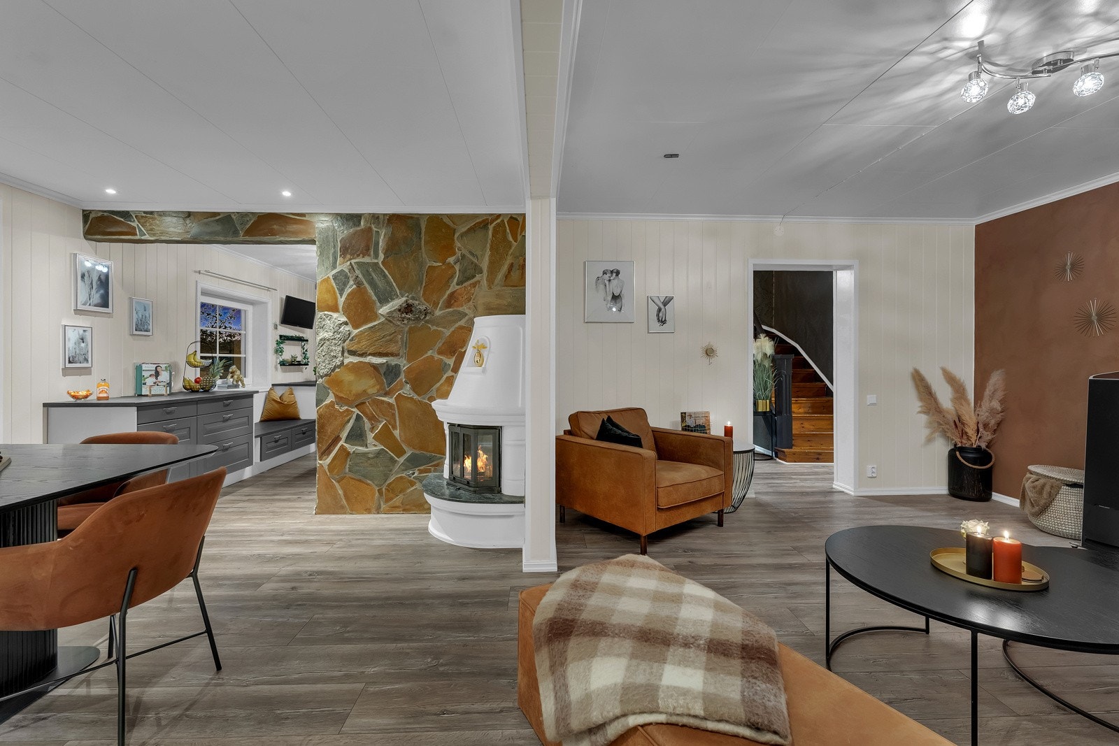 Stue og spisestue med plass for sofamøblement og spisebord mot kjøkken. Galleribilde