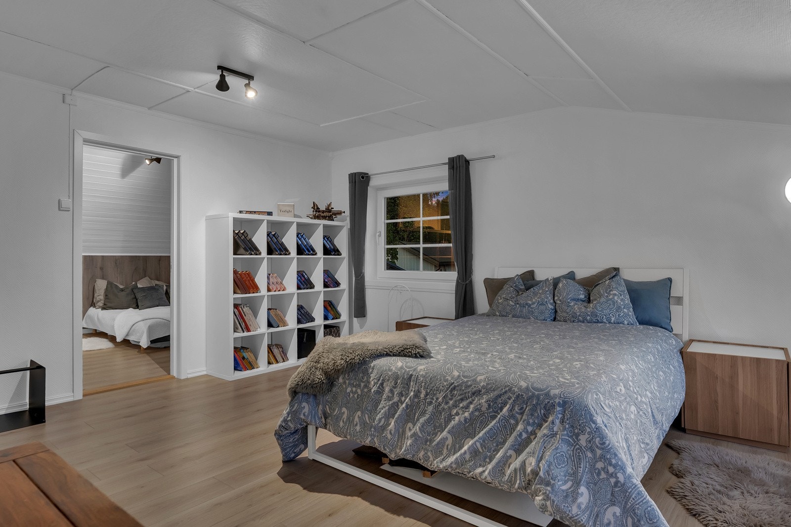 Soverommene har lekre fargevalg og har plass for klesoppbevaring og annet enkelt møblement, i tillegg til seng. Galleribilde