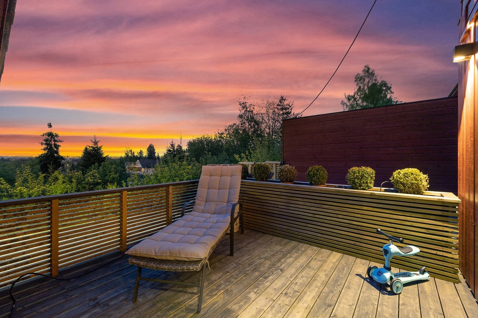 På fremsiden av boligen er det ern stor terrasse som også var ny i 2020. Galleribilde