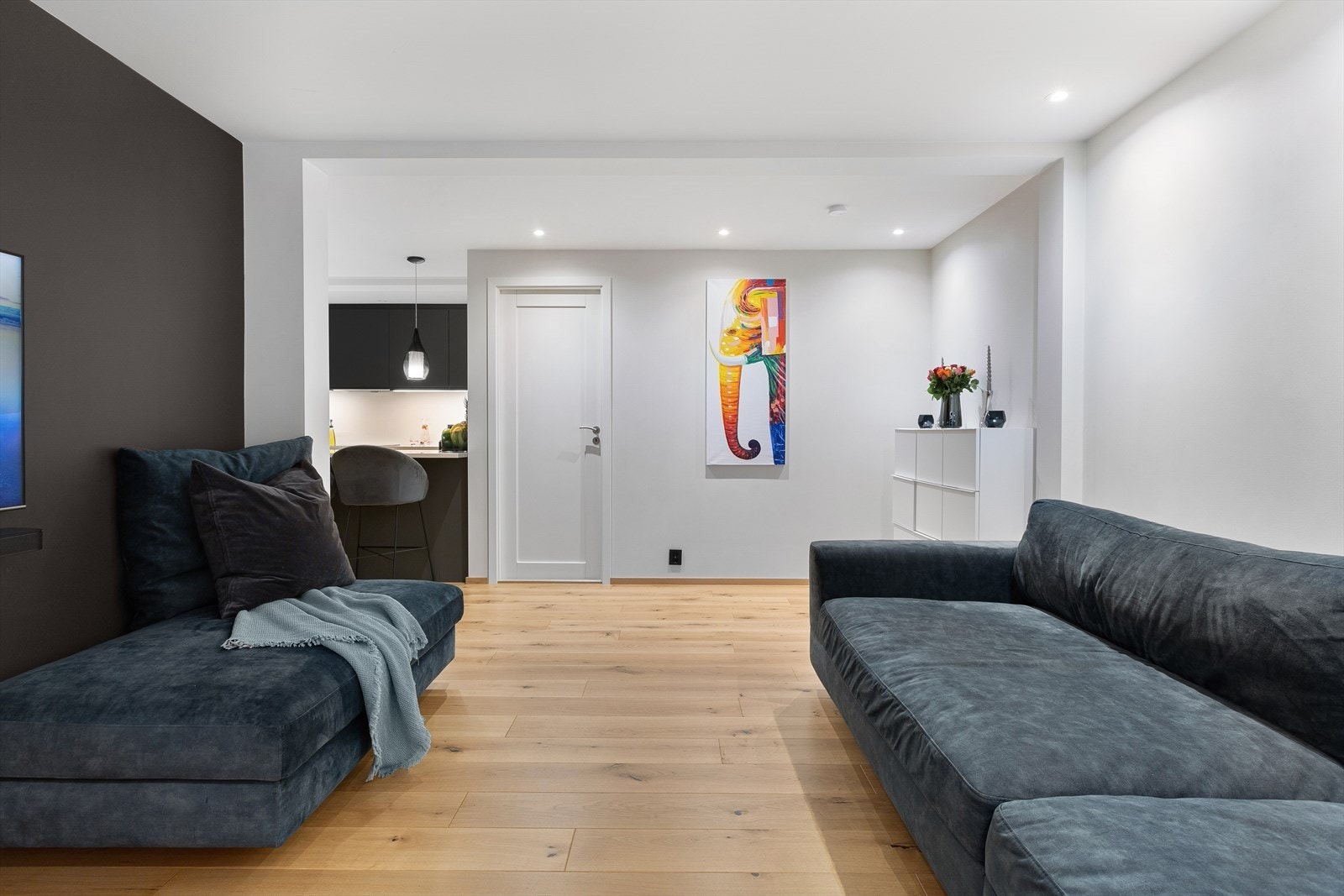 Stuen har samme stilige parkett som på soverommet, og det er utstrakt bruk av LED downlights. Galleribilde