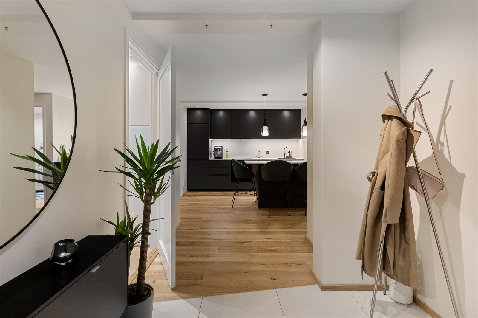 Gangen har lysmalte vegger og himling, og det er store keramiske fliser på gulvet med gulvvarme under. Galleribilde
