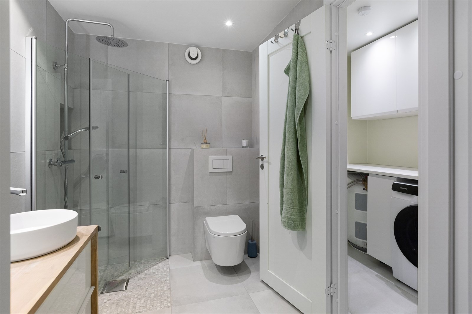 I tilknytning til badet er det et praktisk vaskerom. Galleribilde