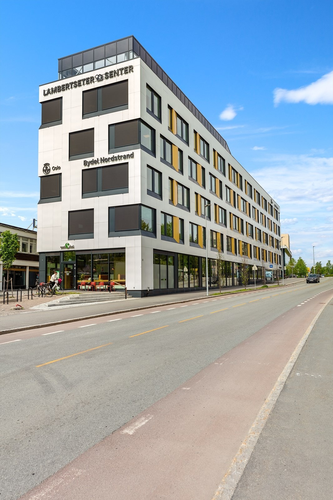 Lambertseter senter i gangavstand fra leiligheten med et rikt utvalg av ulike butikker og servicetilbud. Galleribilde