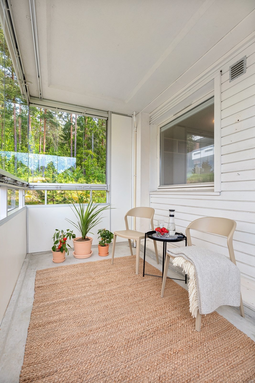 Plass for utemøbler og grill på balkongen. Galleribilde