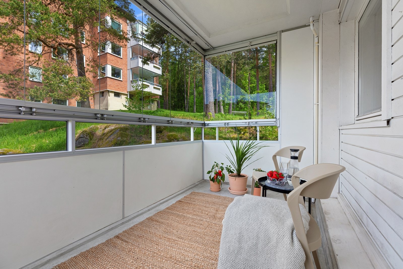 Fra stuen er det utgang til koselig, innglasset balkong på 8 m². Galleribilde
