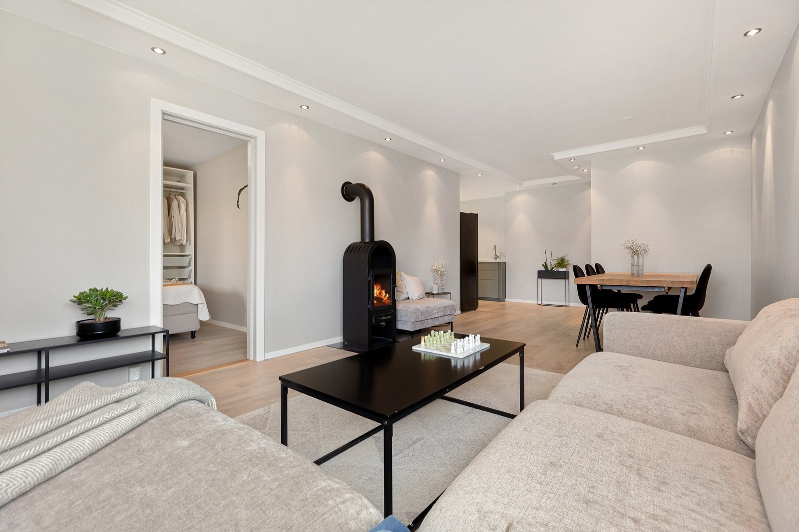 God plass for sofa, tv-møbler og spisegruppe i stuen. Galleribilde