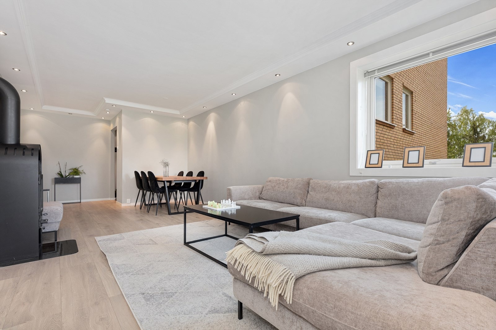 Innbydende stue med downlights i tak og store vindusflater som sikrer gode lysforhold. Galleribilde