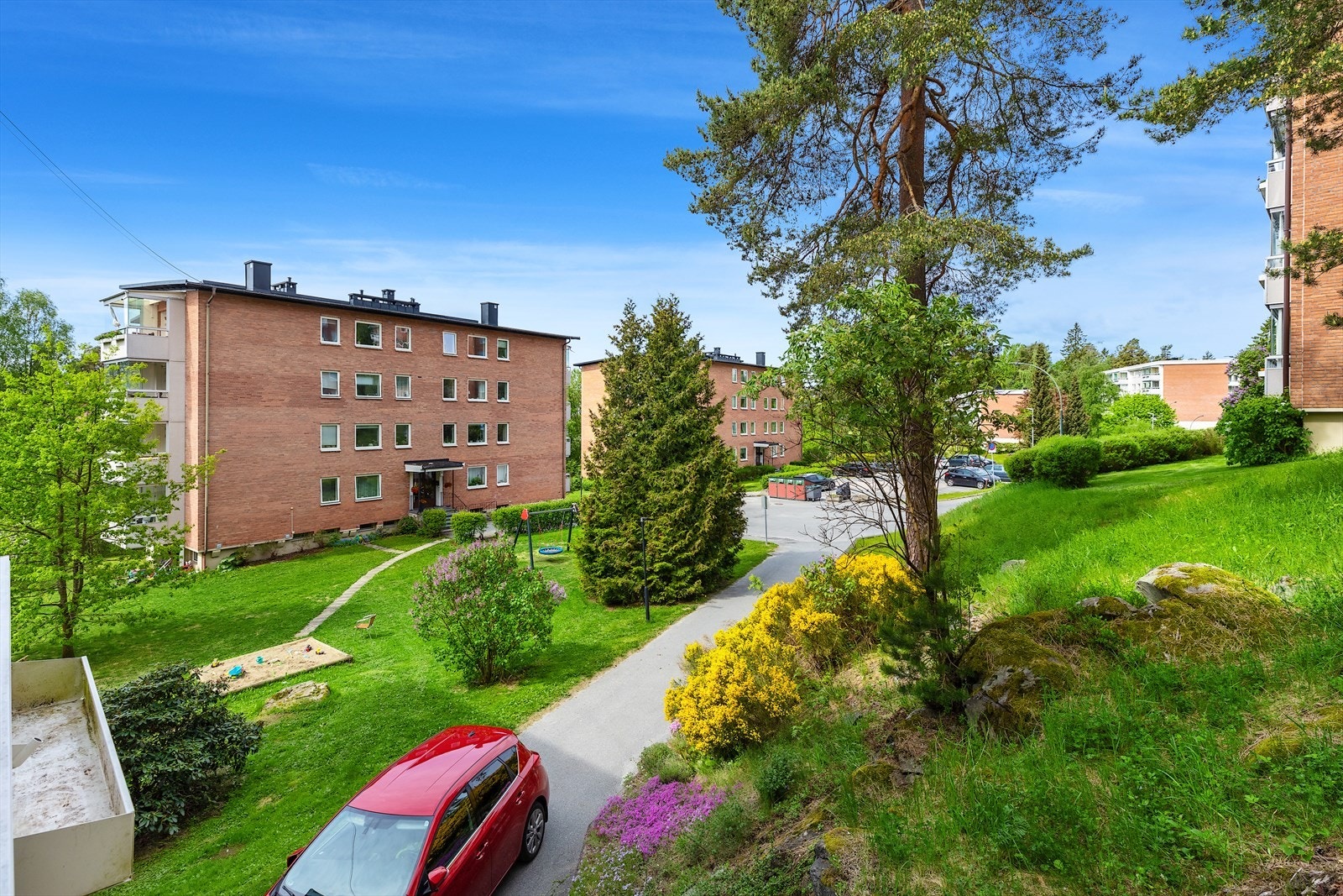 Munkelia Borettslag - her er det kort vei til både sjø og skog. Det er kjøpesentre, kino, bibliotek, barnehager, skoler, idrettsanlegg og svømmehall i nabolaget. Galleribilde