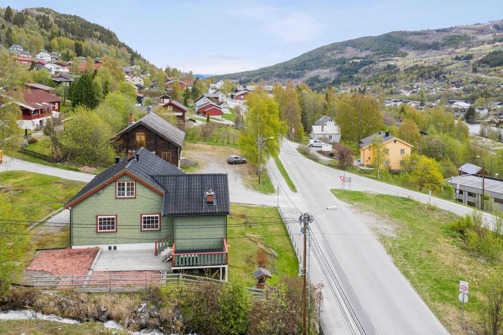 Veletablert boligområde. Nedre Ål Barne- og ungdomsskole samt Ål Videregåendeskole ligger kun minutters gange fra eiendommen Galleribilde
