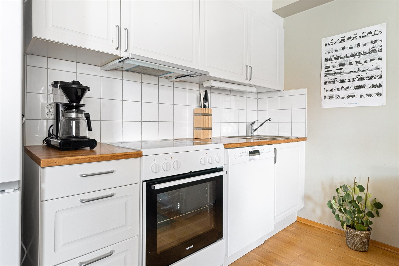 - Laminat benkeplate med nedfelt kum i rustfritt stål. Ventilator. Opplegg for oppvaskmaskin - Galleribilde