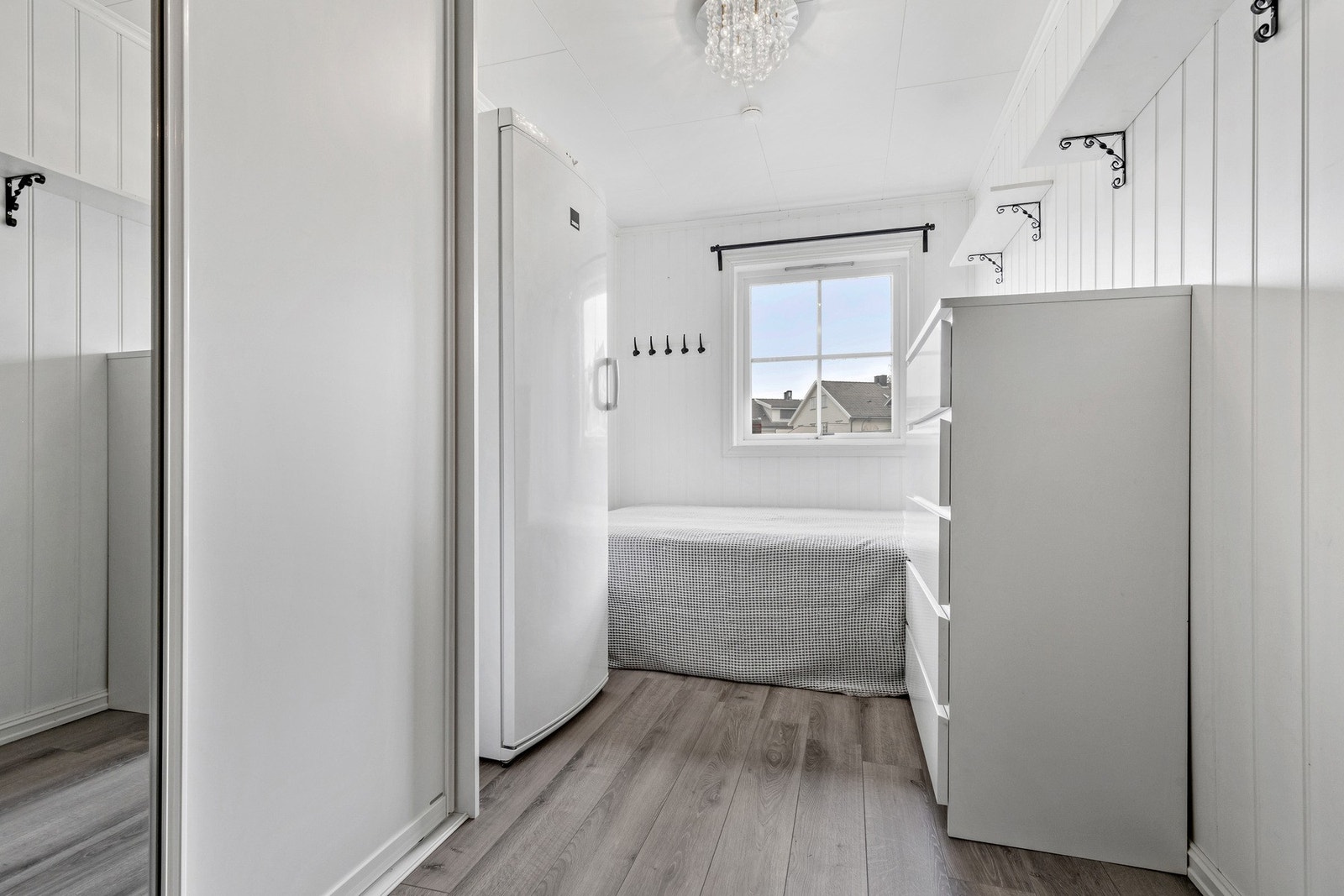 Det andre soverommet i sokkelen er på 9 kvm og har praktisk skyvedørsgarderobe Galleribilde