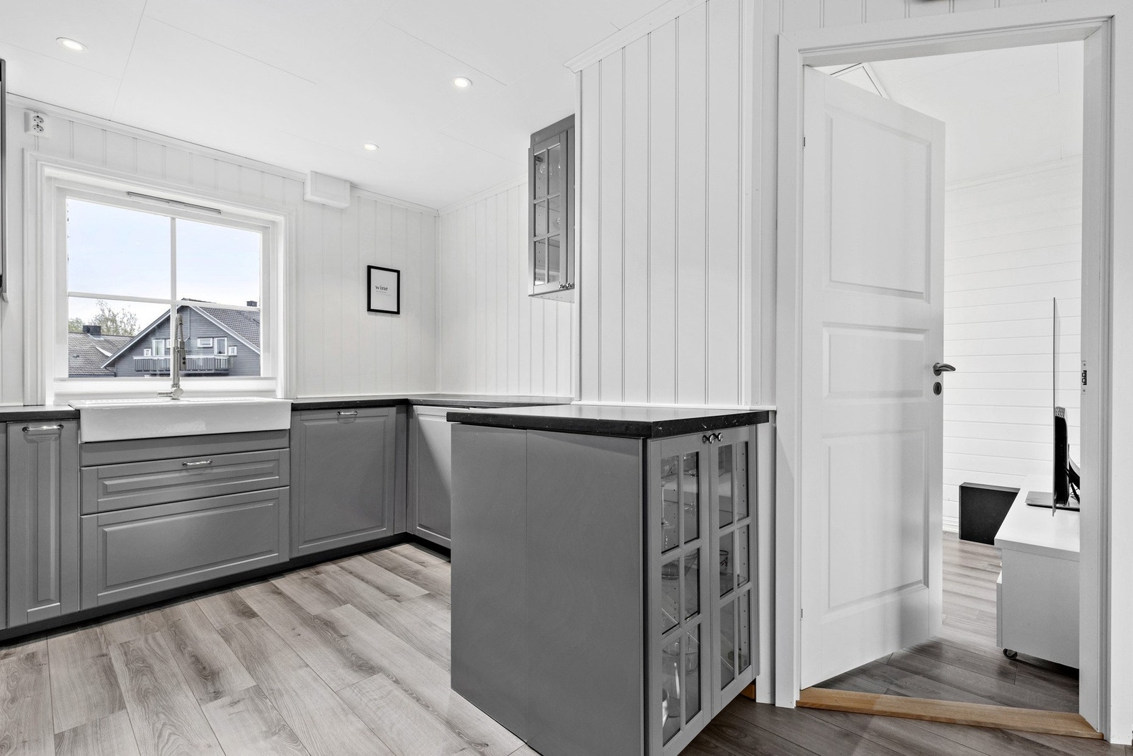 Mye benke- og lagringsplass, samt downlights i himling Galleribilde
