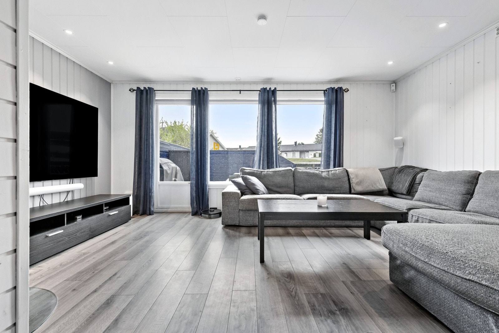 Pent laminatgulv og downlights gir stua et moderne uttrykk Galleribilde