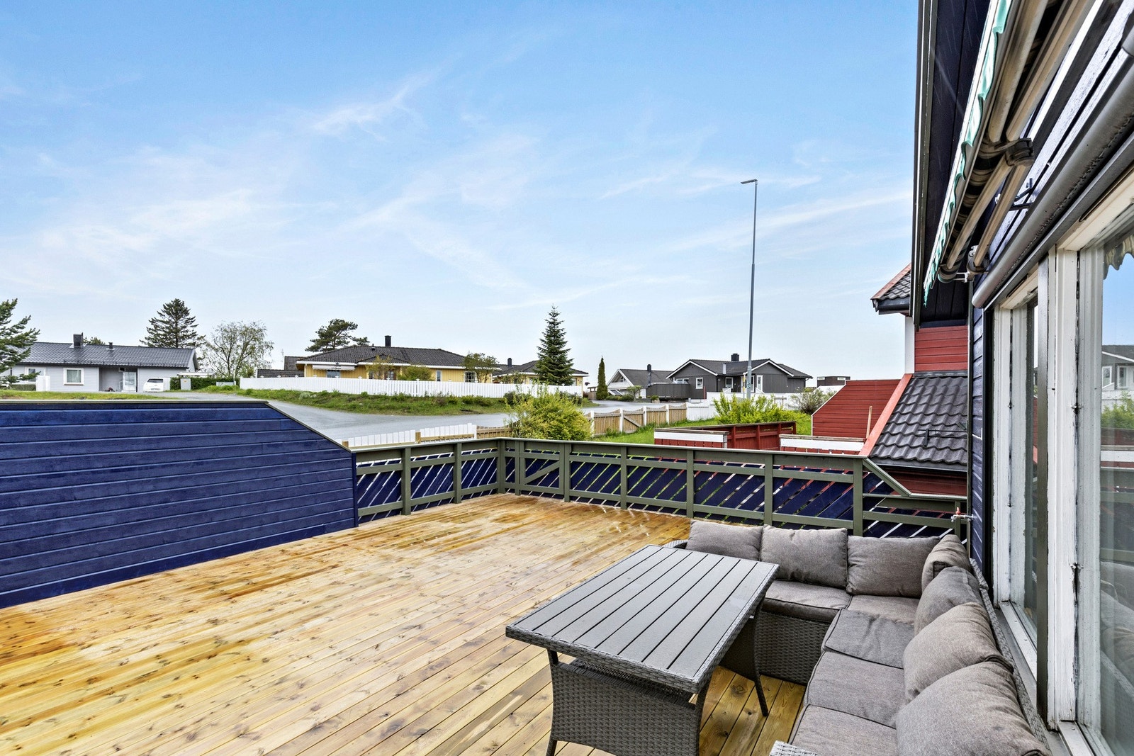 Her nyter du gode solforhold og har god plass til møblement og grill. Det er vannuttak her og markise Galleribilde