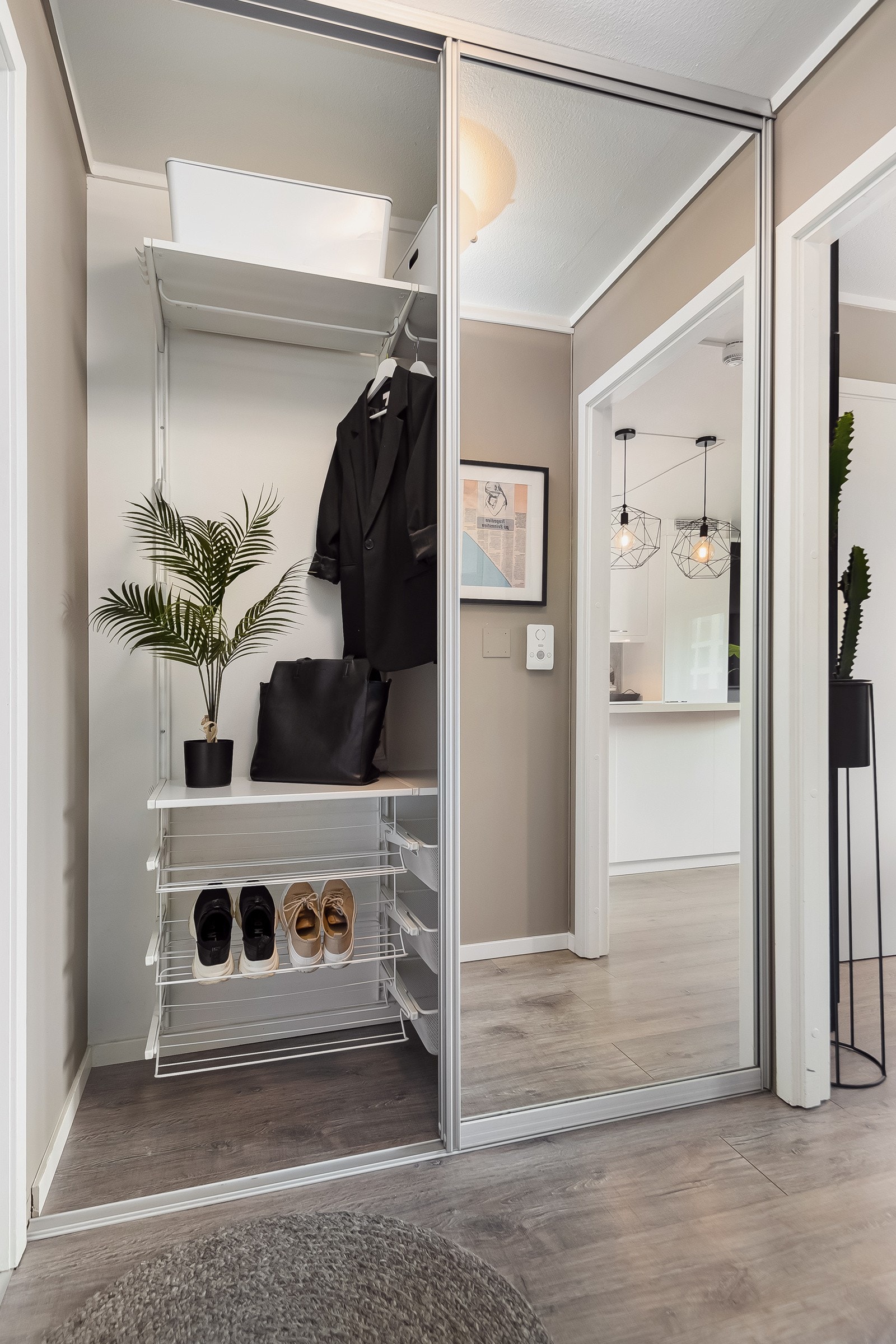 Praktisk skyvedørsgarderobe med rikelig lagringsplasss og speilfronter. Det medfølger 2 boder som til sammen gir godt med lagringsplass. Galleribilde