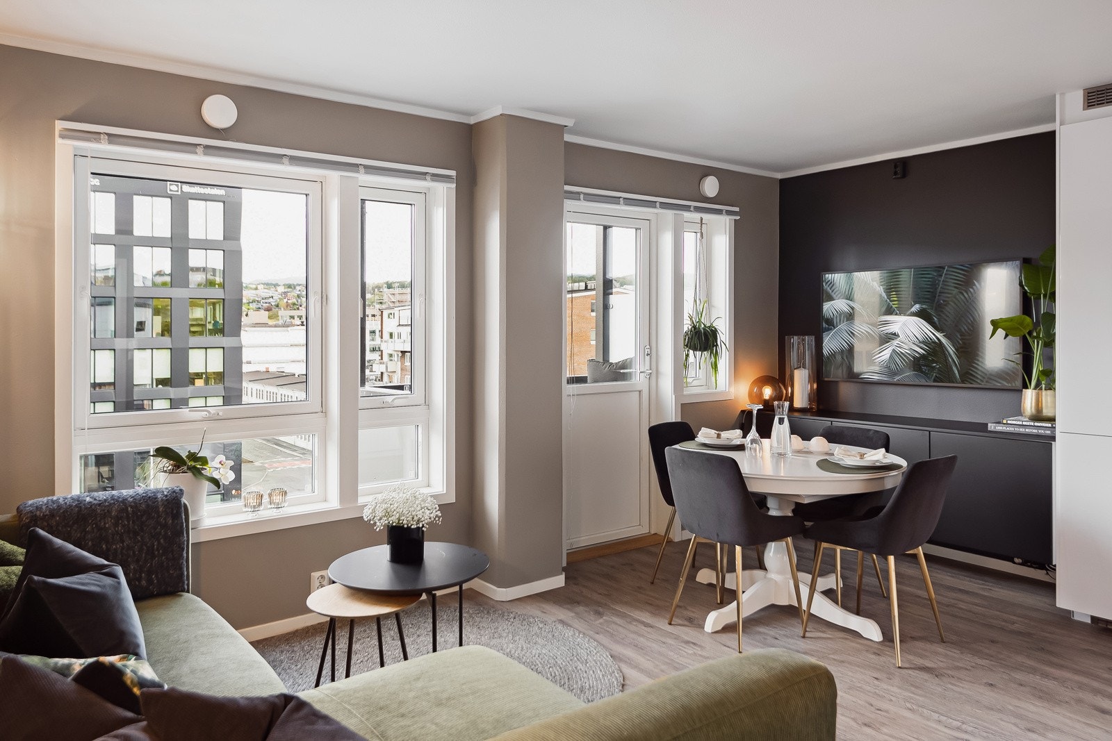 Her har vi gleden av å presentere en innholdsrik og gjennomgående 2-roms i byggets 6. etasje. Galleribilde