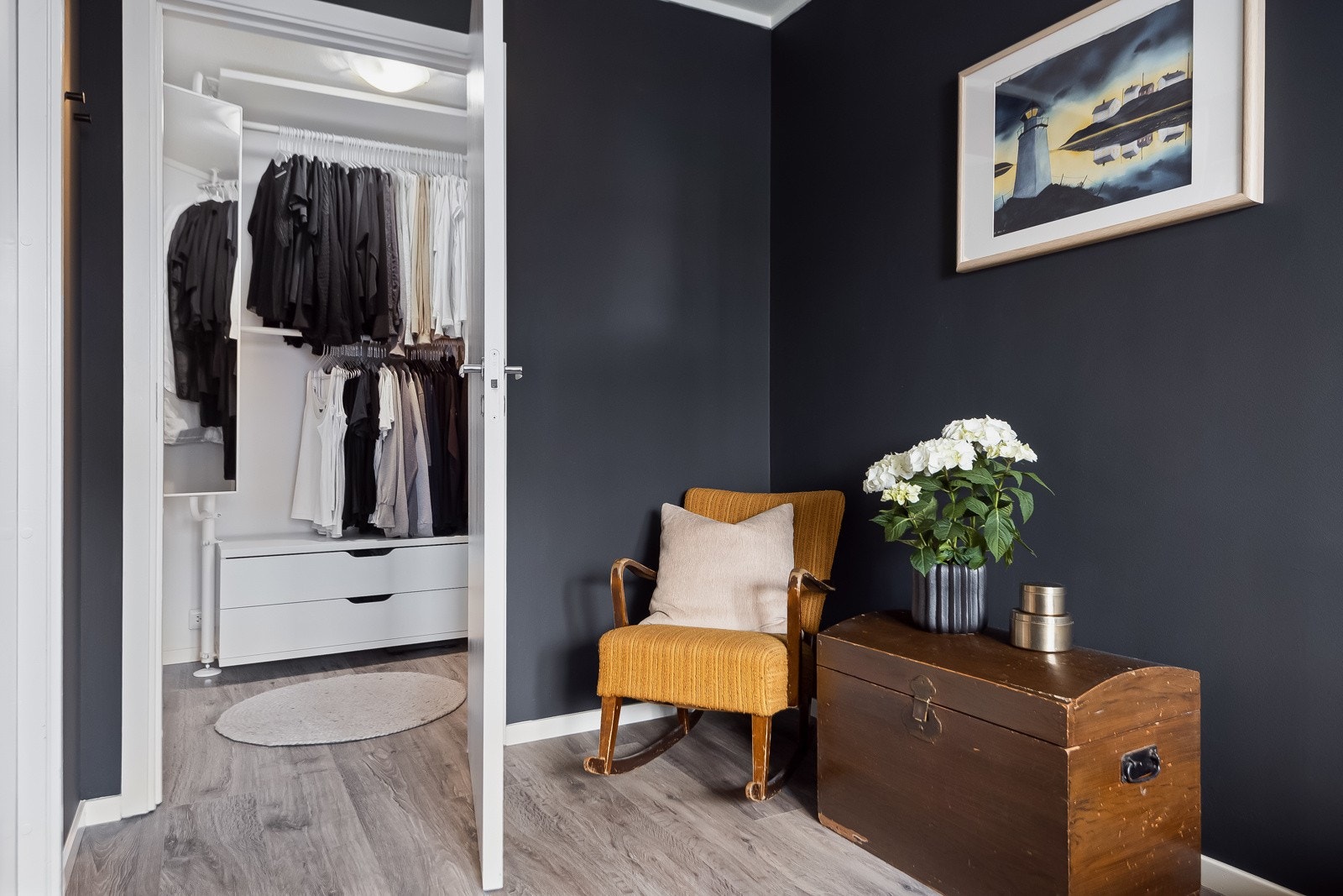 Soverommet har egen walk-in-closet med ekstra lagringsplass. Galleribilde
