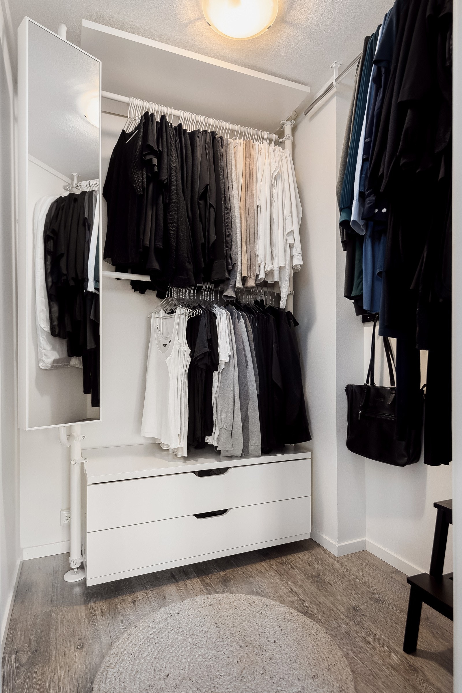Walk-in-closet i tilknytning soverommet. Galleribilde