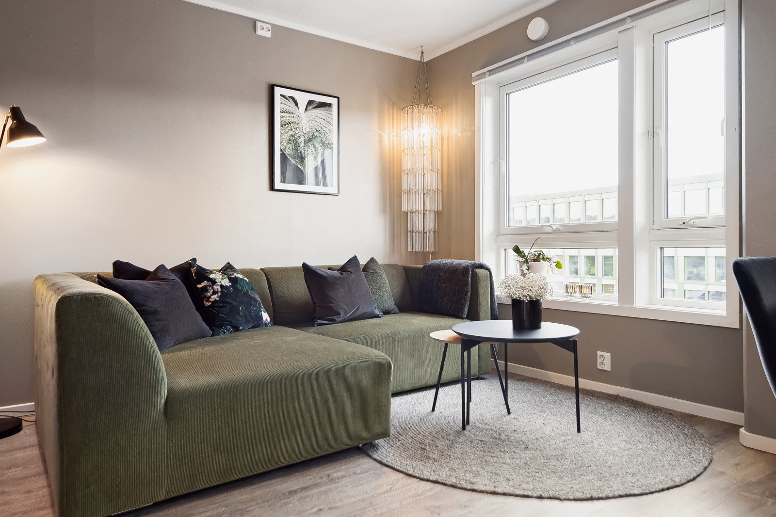 Stuen er sosial, og med store vindusflater som gir rikelig med naturlig lys, skaper dette et meget hyggelig oppholdsrom. Galleribilde