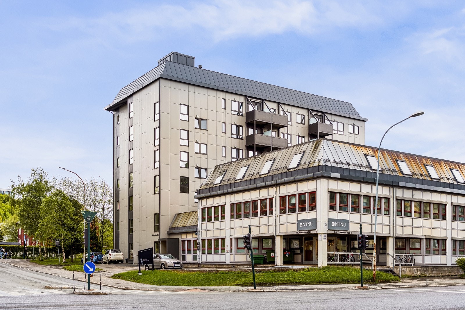 Det er ca. 15 minutters gangavstand inn til Trondheim Torg, og på veien passerer du blant annet St. Olavs Hospital, NTNU Gløs, Studentersamfundet, Nidarosdomen, Marinen og mye mer. Galleribilde