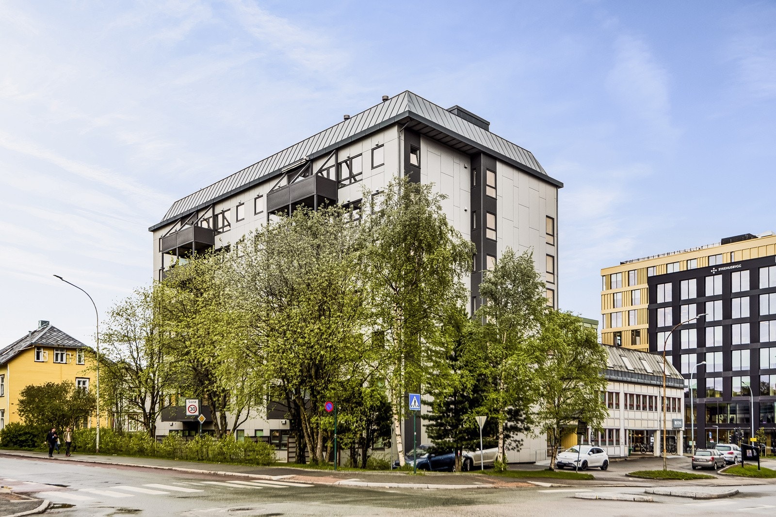 Særdeles god beliggenhet i et svært sentralt, men også rolig og tilbaketrukket strøk på Elgeseter, like ved Høyskoleparken. 100m til busstopp for buss og flybuss, og ca. 15 min. gange til togstasjon. Galleribilde