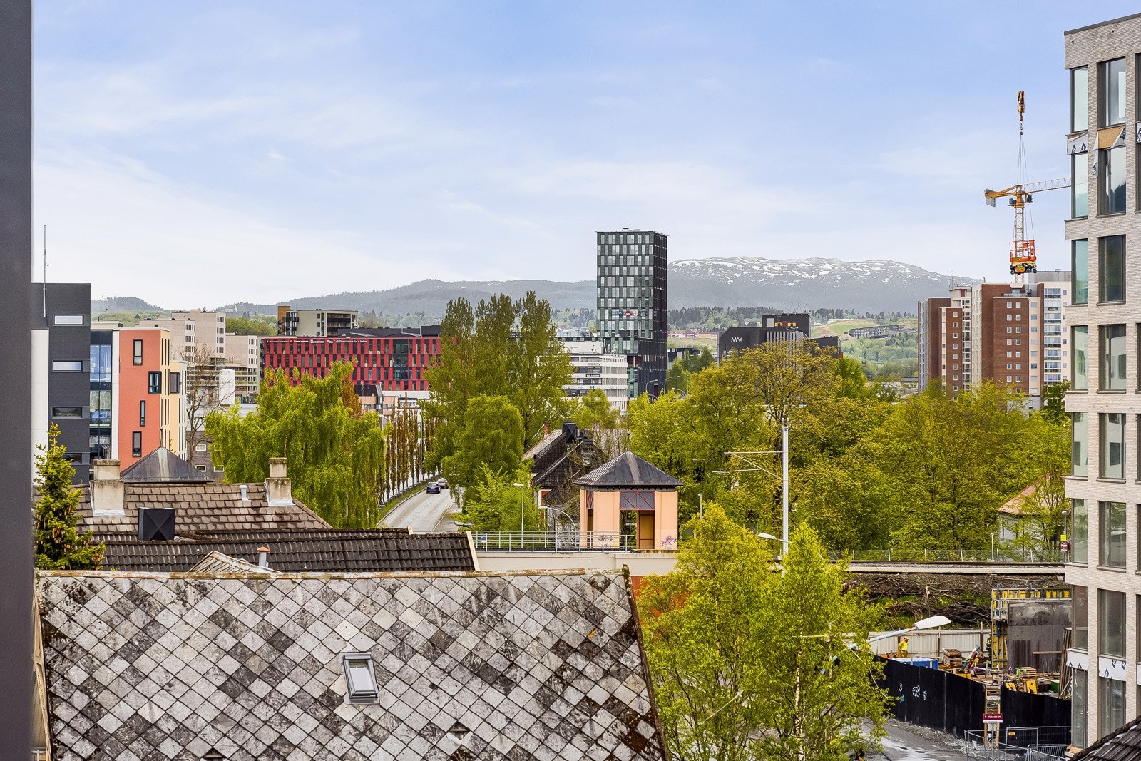 Boligen har en ypperlig beliggenhet i 6. etasje, med vestvendt veranda og nydelig utsikt til bla. Gråkallen. Galleribilde