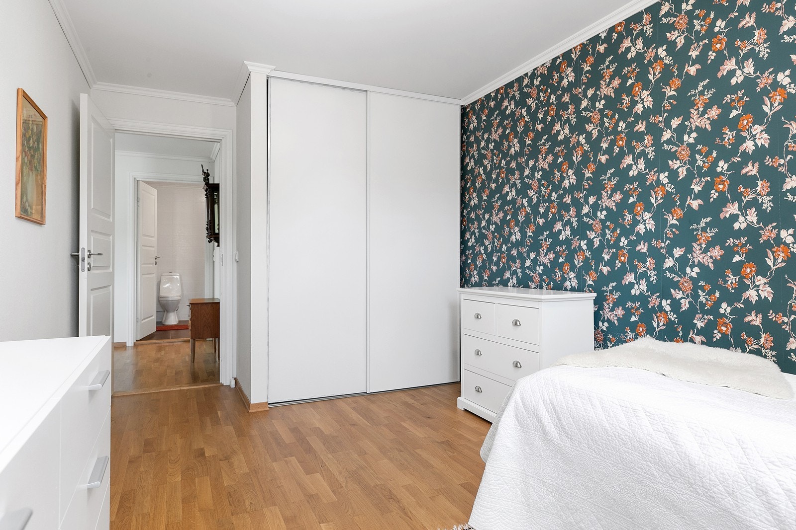 Hovedsoverommet. Praktisk skyvedørsgarderobe Galleribilde