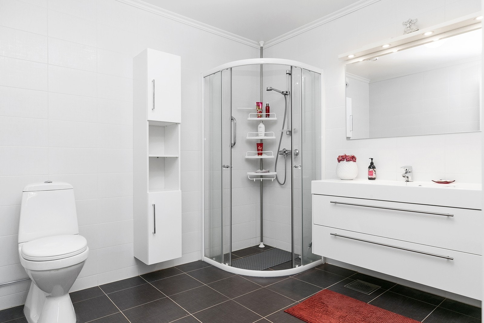 Pent flislagt dusjbad/wc Galleribilde