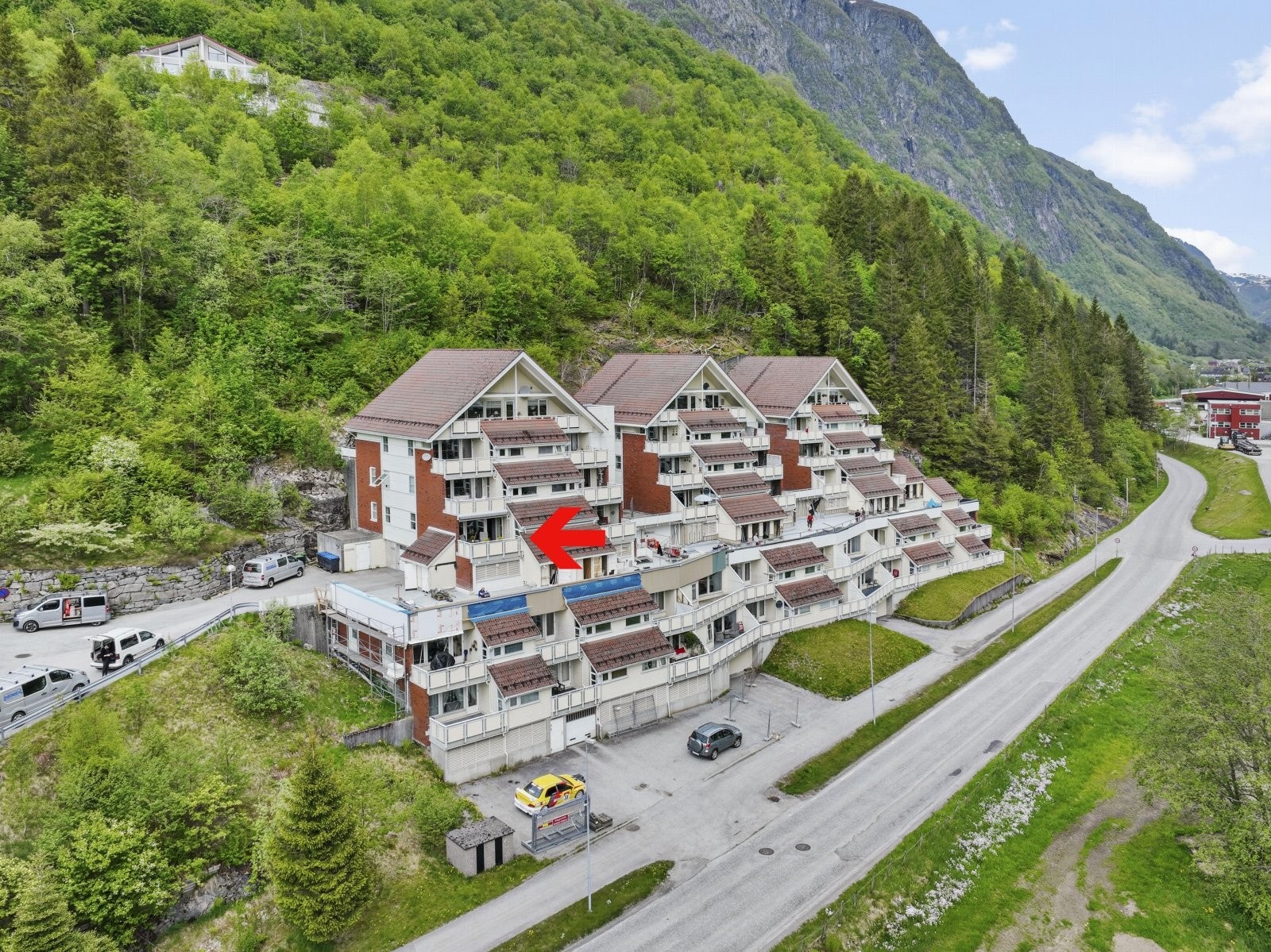 Leiligheten ligger på hjørnet i byggets 3.etg. - felles garasjeanlegg i kjelleretasjen Galleribilde