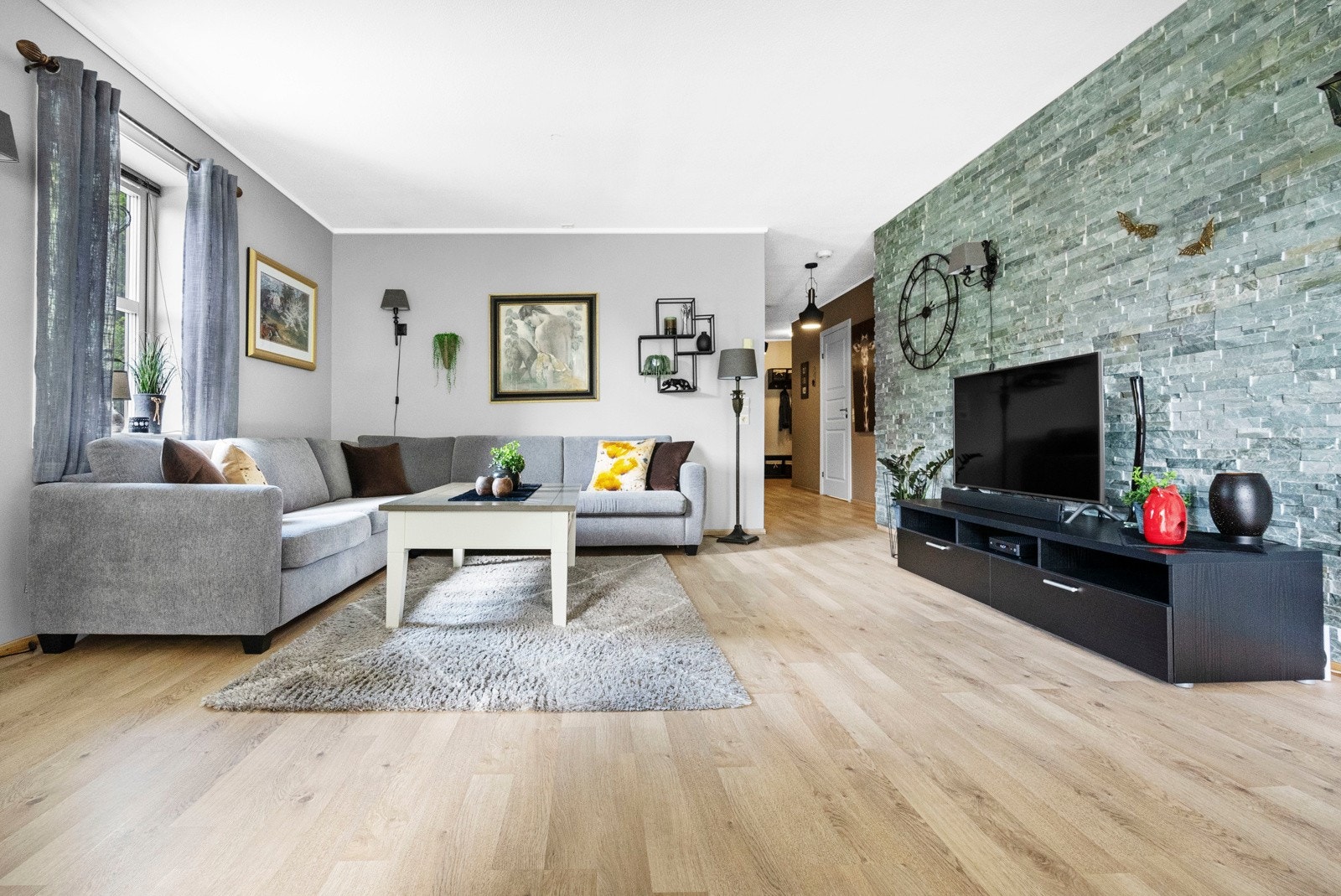 Leiligheten er modernisert over tid og gjennomgående god standard på overflater Galleribilde